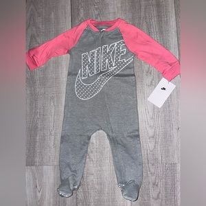 NIKE BABY GIRL ONSIE 3 MONTHS BRAND NEW